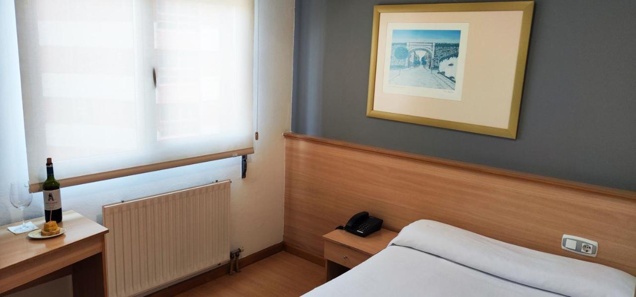 Hotel Metropol By Carris Lugo Buitenkant foto
